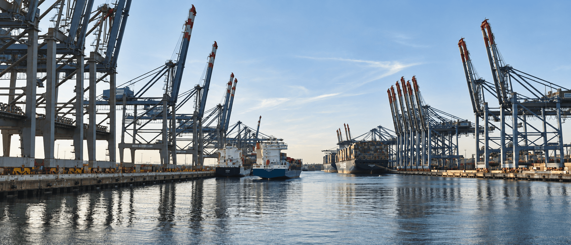 Grúas pórtico y buques portacontenedores en un puerto